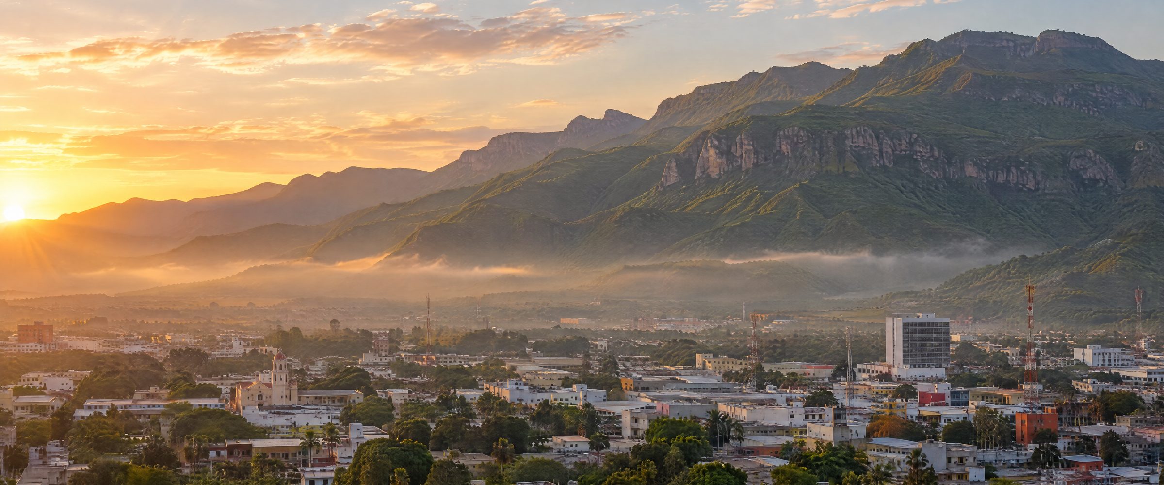 Ciudad Victoria al amanecer, con la Sierra Madre Oriental al fondo.