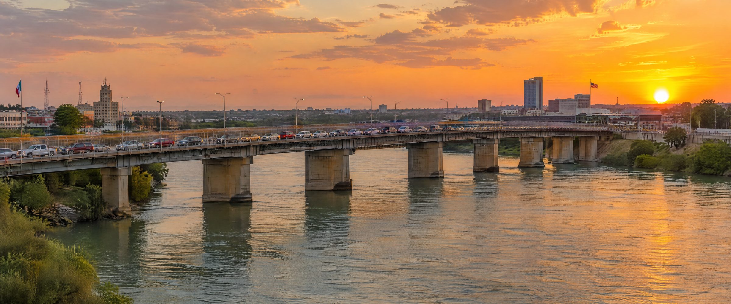 Puente internacional entre Nuevo Laredo y Laredo, Texas, sobre el río Bravo al atardecer.
