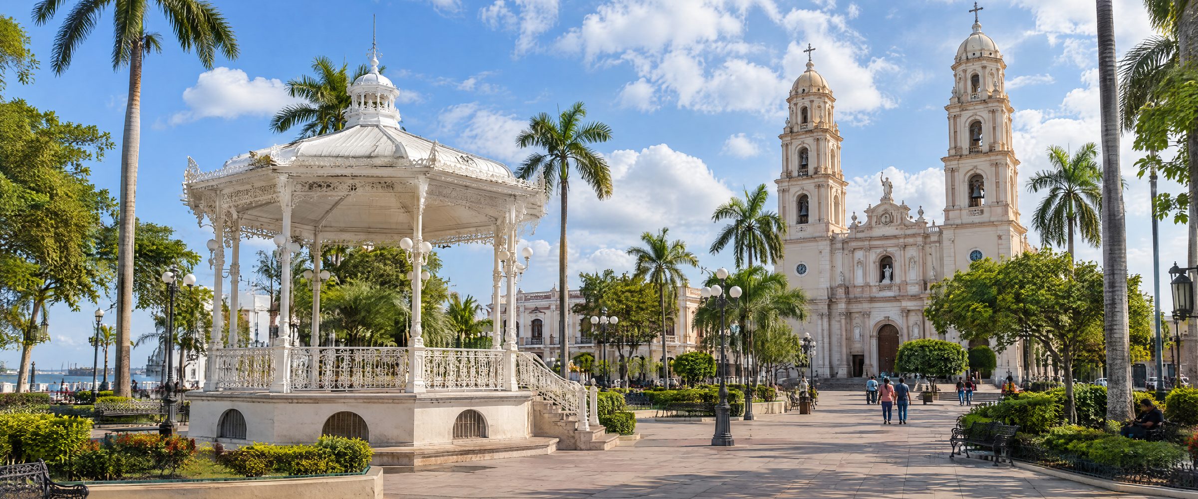 Plaza de Armas de Tampico, con su kiosco y la catedral al fondo.